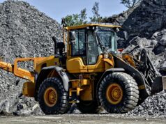 Maroc : Décès tragique d’une mère dans un puits : débat sur la sécurité des travailleurs migrants Woman working in a construction pit in Morocco, debate over migrant worker safety