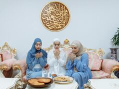 Comment rester éveillé pour Laylat al-Qadr : conseils et recettes de boissons énergisantes Famille musulmane se levant pour prier Laylat al-Qadr