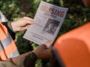 SOS Disparus : annulation de la fermeture et garantie de la vérité et la justice en Algérie Famille algérienne à la recherche de leur disparu, entourée d'officiers de police