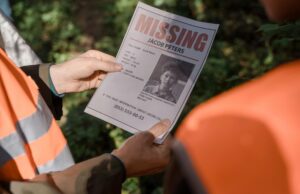 SOS Disparus : annulation de la fermeture et garantie de la vérité et la justice en Algérie Famille algérienne à la recherche de leur disparu, entourée d'officiers de police