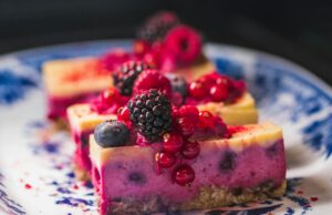 Trileçe : la recette virale du dessert ultra gourmand qui cartonne pendant le Ramadan 2026 Trileçe gourmand dessert en pâte feuilletée remplie de mousse au lait de bufflonne, garni de noisettes et pistaches