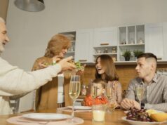 L’immigration maghrébine en France : un nouvel équilibre démographique et ses implications Famille maghrébine au repas en France