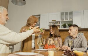 L’immigration maghrébine en France : un nouvel équilibre démographique et ses implications Famille maghrébine au repas en France