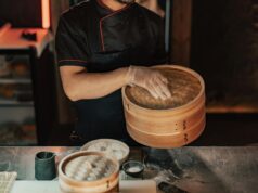 La cuisine algérienne de Fatsiha Taleb revient avec ses couscous et tajines au cœur de la ville Chef Fatsiha Taleb préparant couscous et tajine dans son restaurant à Alger, Algérie