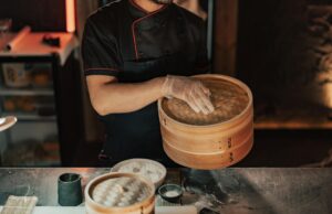 La cuisine algérienne de Fatsiha Taleb revient avec ses couscous et tajines au cœur de la ville Chef Fatsiha Taleb préparant couscous et tajine dans son restaurant à Alger, Algérie