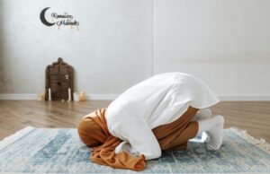 Douaa puissantes pour les dernières nuits du Ramadan : un guide complet Woman praying powerfully during the last nights of Ramadan