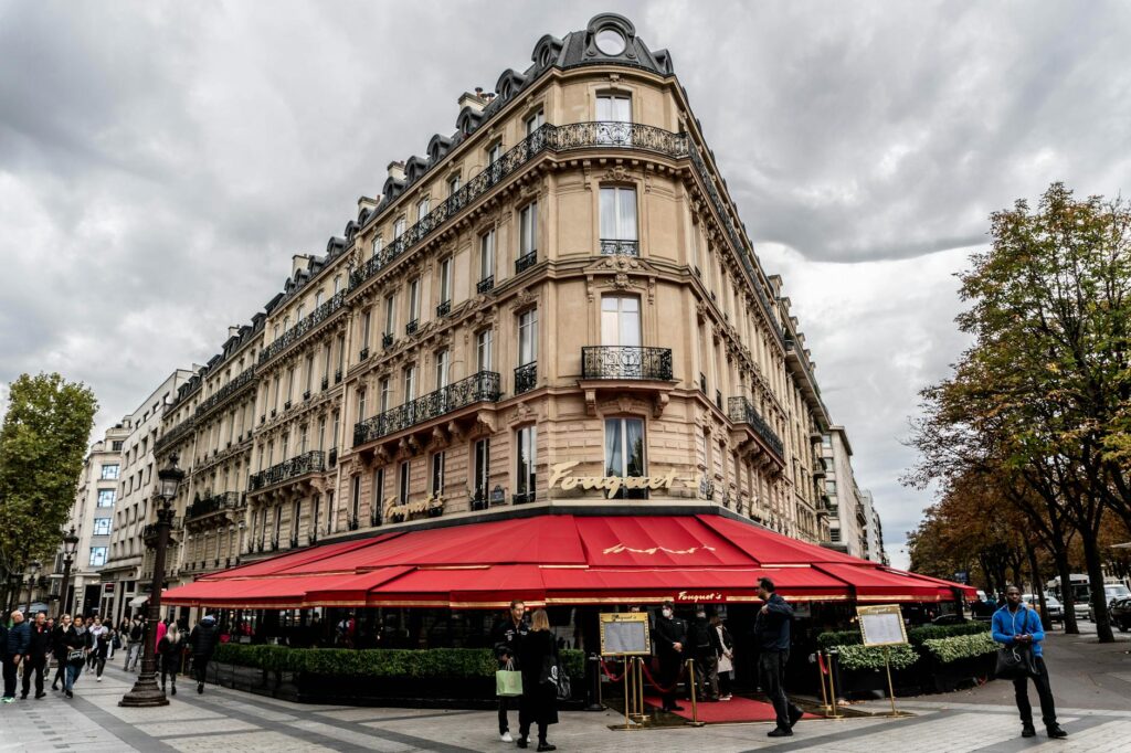 Restaurant algérien en déclin à Paris avec des clients réduits