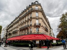 Le restaurant algérien de Paris en proie à un déclin dramatique : une enquête sur les facteurs Restaurant algérien en déclin à Paris avec des clients réduits