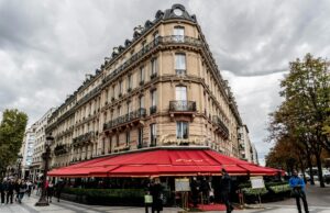 Le restaurant algérien de Paris en proie à un déclin dramatique : une enquête sur les facteurs Restaurant algérien en déclin à Paris avec des clients réduits