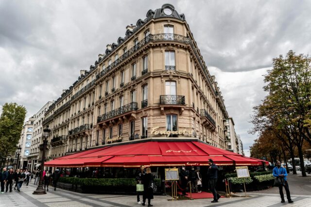 Restaurant algérien en déclin à Paris avec des clients réduits