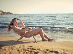 Thalassothérapie en Tunisie : un guide pratique pour une vacance de bien-être combinant tourisme, Santé et culture Woman enjoying thalassotherapy session on a Tunisian beach with golden sand and clear water