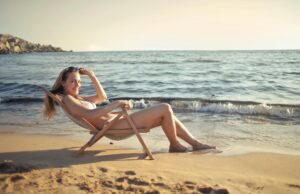 Thalassothérapie en Tunisie : un guide pratique pour une vacance de bien-être combinant tourisme, Santé et culture Woman enjoying thalassotherapy session on a Tunisian beach with golden sand and clear water
