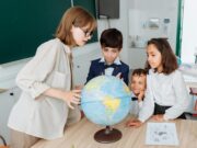 Parents et pédagogies alternatives : découvrir les limites et les avantages Maghrebi family discussing alternative education options at a conference table