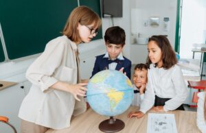 Parents et pédagogies alternatives : découvrir les limites et les avantages Maghrebi family discussing alternative education options at a conference table