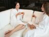 5 spas pour traverser l’hiver en beauté : un guide pour les Maghrébins en France 5 spas pour traverser l'hiver en beauté : un guide pour les Maghrébins en France - Femmes se reposant dans un spa maghrébin c