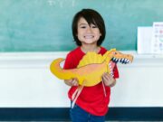 Les enfants malades : La blouse blanche de Bordeaux – un projet d’école unique et humanitaire Enfants malades recevant assistance dans un hôpital en bord de rue de Bordeaux, avec des adultes portant la blouse blanche de