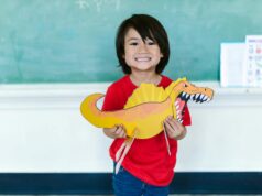 Les enfants malades : La blouse blanche de Bordeaux – un projet d’école unique et humanitaire Enfants malades recevant assistance dans un hôpital en bord de rue de Bordeaux, avec des adultes portant la blouse blanche de