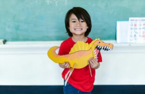 Les enfants malades : La blouse blanche de Bordeaux – un projet d’école unique et humanitaire Enfants malades recevant assistance dans un hôpital en bord de rue de Bordeaux, avec des adultes portant la blouse blanche de