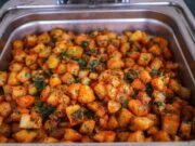 Cuisine marocaine végétarienne : saveurs et recettes faciles Famille autour d'une table avec des plats de cuisine marocaine végétarienne