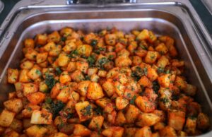 Cuisine marocaine végétarienne : saveurs et recettes faciles Famille autour d'une table avec des plats de cuisine marocaine végétarienne
