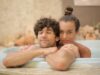 Le spa Alaena invite à la détente en duo : soirées romantiques à deux Couple relaxing in the romantic spa setting of Spa Alaena, Algeria