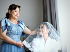 Découvrez la cérémonie émouvante des noces Sámi sauvées par une mère Mère saamie menant une cérémonie traditionnelle de noces