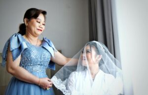 Découvrez la cérémonie émouvante des noces Sámi sauvées par une mère Mère saamie menant une cérémonie traditionnelle de noces