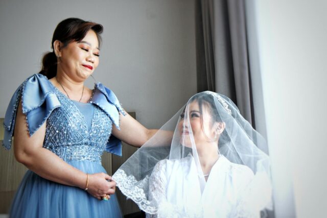 Mère saamie menant une cérémonie traditionnelle de noces