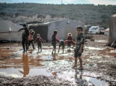 Influenceuse maghrébine subit une épreuve familiale majeure : la vie après la crise Meryem, influencère maghrébine, en train de parler avec son fils après une crise