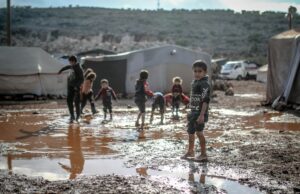 Influenceuse maghrébine subit une épreuve familiale majeure : la vie après la crise Meryem, influencère maghrébine, en train de parler avec son fils après une crise