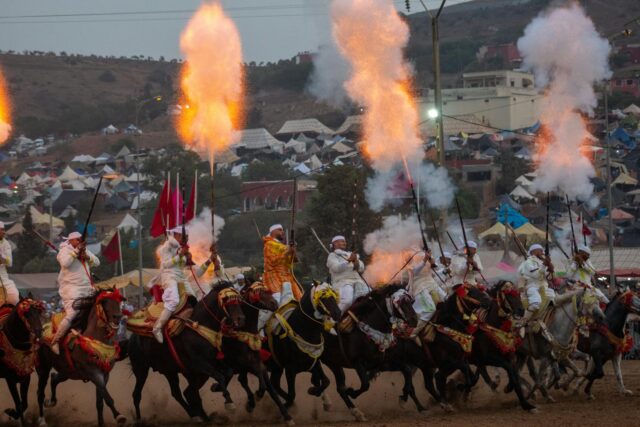 Famille préparant des harcha marocaines pour le suhoor durant Ramadan