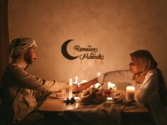 Ramadan 2026 : des recettes gourmandes pour chaque repas de l’entrée au dessert Algerian family enjoying a traditional Ramadan meal