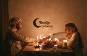 Ramadan 2026 : des recettes gourmandes pour chaque repas de l’entrée au dessert Algerian family enjoying a traditional Ramadan meal