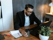 Faire des affaires au Maroc : mode d’emploi pour les entrepreneurs dans la diaspora Diaspora entrepreneurs working in a Moroccan office