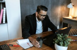 Faire des affaires au Maroc : mode d’emploi pour les entrepreneurs dans la diaspora Diaspora entrepreneurs working in a Moroccan office