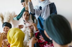 Fin du Ramadan 2026 : Une fête musulmane éclatante à Aix-en-Provence Musulmans à la célébration de la fin du Ramadan dans Aix-en-Provence en 2026, autour de la Cité Historique