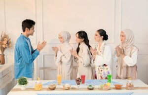 La fête musulmane chinoise : entre tradition et modernité Chinese family celebrating Muslim festival with traditional foods and decorations