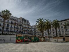 Decouvrir l’Algérie : histoire, culture, un voyage inoubliable Famille algérienne promenant dans les rues historiques d'Alger
