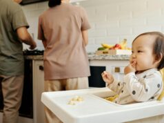 Itikaf à la maison – Guide complet pour les 10 dernières nuites Musulmans du Maghreb se préparant pour l'itikaf à la maison pendant les dernières nuits de Ramadan