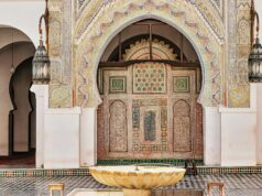 Le silence de Mohammed VI : la monarchie marocaine dans une perspective Mohammed VI assis dans une pièce de l'Alhambra, regardant les espaces du Maroc