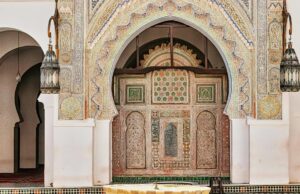 Le silence de Mohammed VI : la monarchie marocaine dans une perspective Mohammed VI assis dans une pièce de l'Alhambra, regardant les espaces du Maroc