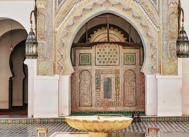 Mohammed VI et le Maroc Mohammed VI assis dans une pièce de l'Alhambra, regardant les espaces du Maroc