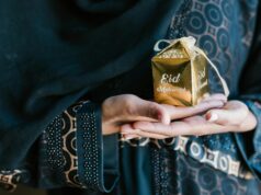 Ramadan Kareem : les applications pour un bon Ramadan 2026 – Guide pour les Maghrébins de la diaspora Maghrebin family using Ramadan Kareem apps on their devices for a spiritual and enjoyable experience