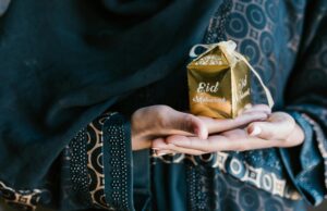Ramadan Kareem : les applications pour un bon Ramadan 2026 – Guide pour les Maghrébins de la diaspora Maghrebin family using Ramadan Kareem apps on their devices for a spiritual and enjoyable experience