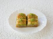 Trileçe : la recette virale du dessert ultra gourmand Trileçe dessert - a viral Turkish-Ottoman dessert with three layers of cake, cream, and pastry