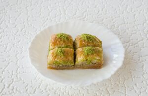 Trileçe : la recette virale du dessert ultra gourmand Trileçe dessert - a viral Turkish-Ottoman dessert with three layers of cake, cream, and pastry