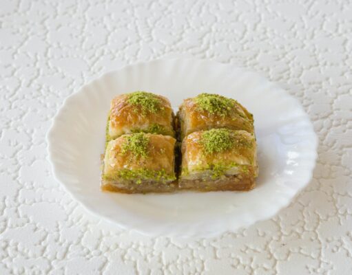 Trileçe : la recette virale du dessert ultra gourmand Trileçe dessert - a viral Turkish-Ottoman dessert with three layers of cake, cream, and pastry