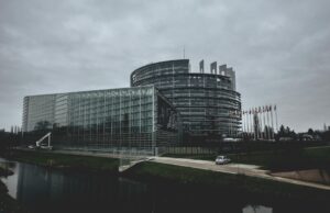 Le ministère de l’Europe et des Affaires étrangères algérien : actualités et derniers développements Ministère de l'Europe et des Affaires étrangères algérien - bâtiment officiel avec drapeau algérien en vol