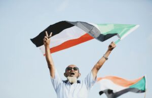 Le Maroc en tête du classement mondial : un triomphe pour les communautés maghrébines Famille Maghrébine fêtant le succès du Maroc en tête du classement mondial de l'immunisation