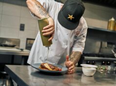 Le matlouh de Mohamed Cheikh : la recette incontournable de la cuisine algérienne Mohamed Cheikh préparant un matlouh algérien